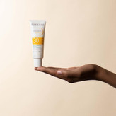کرم ضد آفتاب بدون رنگ بایودرما SPF 30 مدل Photoderm AKN مناسب پوستهای چرب و مختلط حجم 40 میلیلیتر