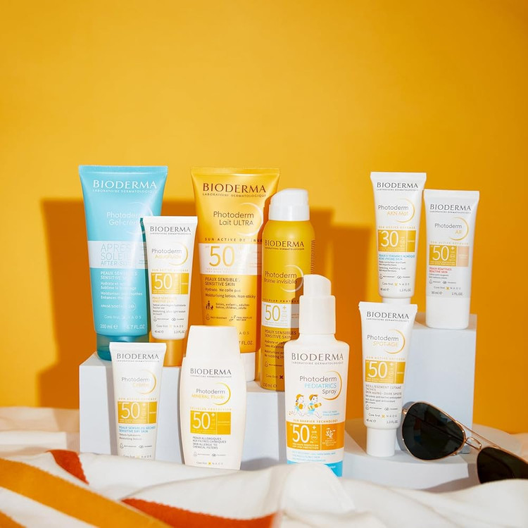 کرم ضد آفتاب بدون رنگ بایودرما SPF 30 مدل Photoderm AKN مناسب پوستهای چرب و مختلط حجم 40 میلیلیتر