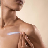 کرم ضد آفتاب بدون رنگ بایودرما SPF 30 مدل Photoderm AKN مناسب پوستهای چرب و مختلط حجم 40 میلیلیتر