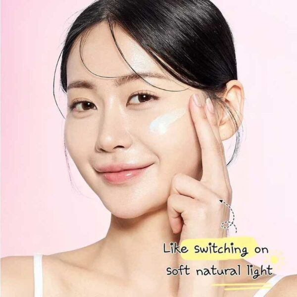کرم ضد آفتاب روشن کننده و آبرسان SPF50 فارم استی Farm Stay مدل Hyaluronic Acid Water Tox